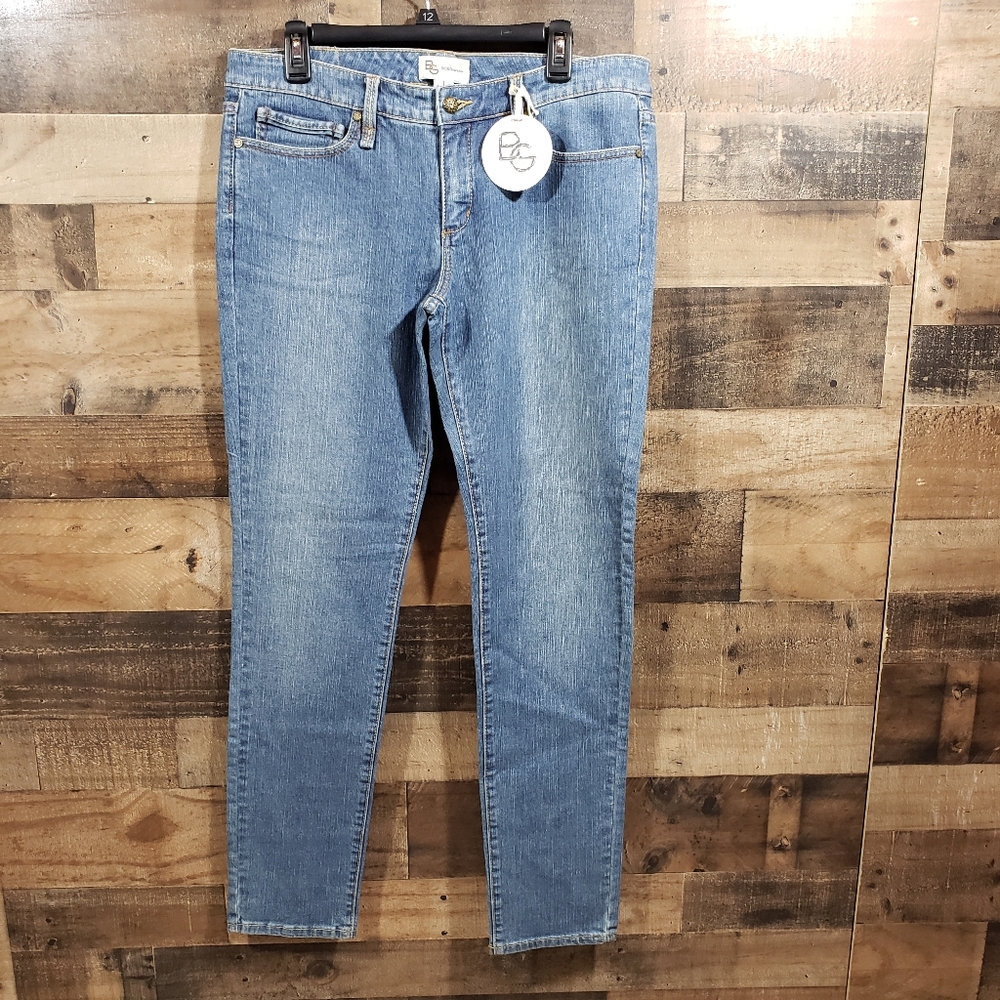 BCBGeneration‎ NWT medium wash straight leg blue jeans size 32